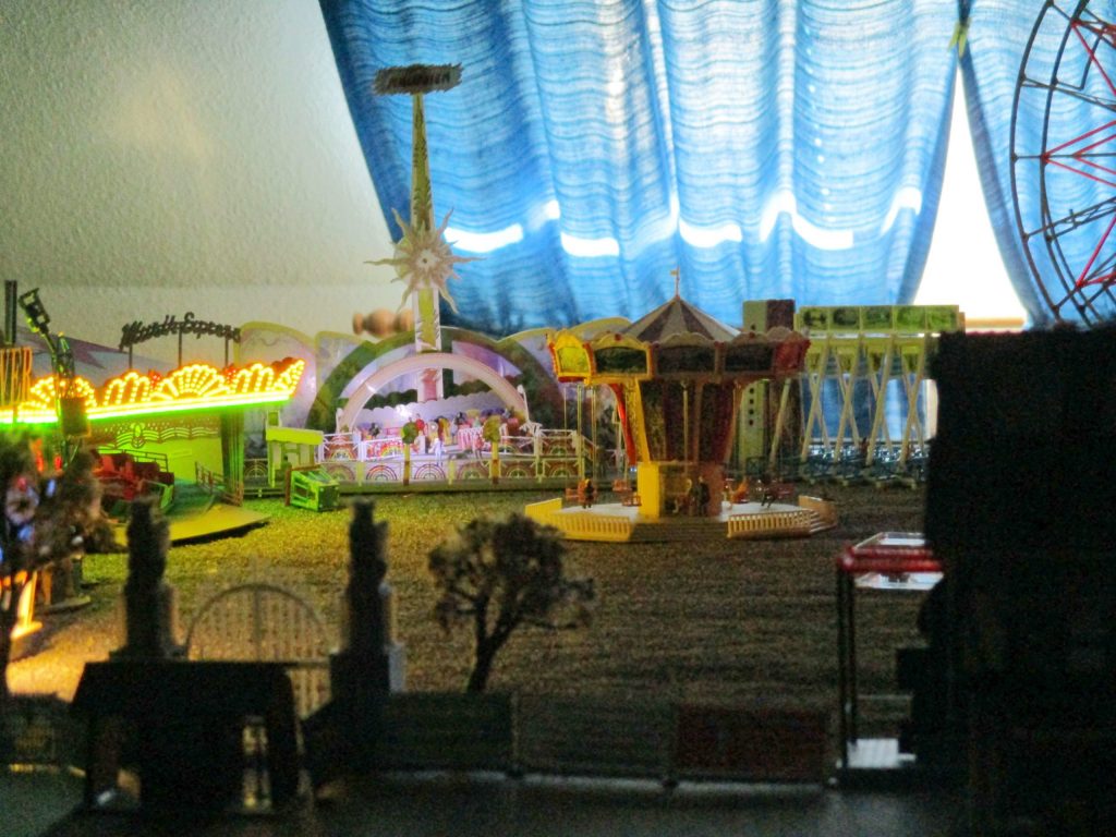 Kirmes mit Blick vom Haupteingang